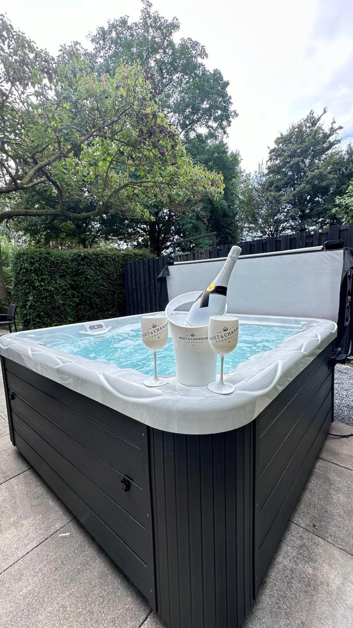 De Luxe Bed &Wellness Villa 's-Hertogenbosch  ภายนอก รูปภาพ